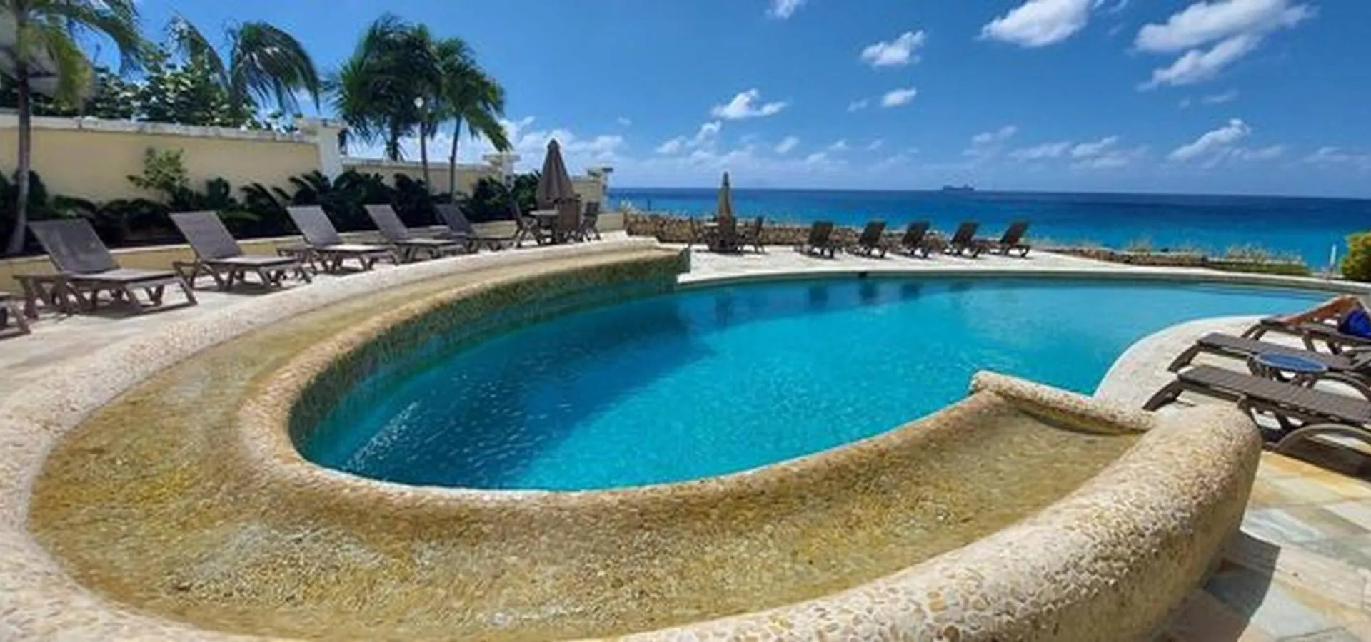 Oceanfront Bliss: 3-Bedroom, Pools & Peloton Bike! Cupecoy  0*, Cupecoy (Sint Maarten)