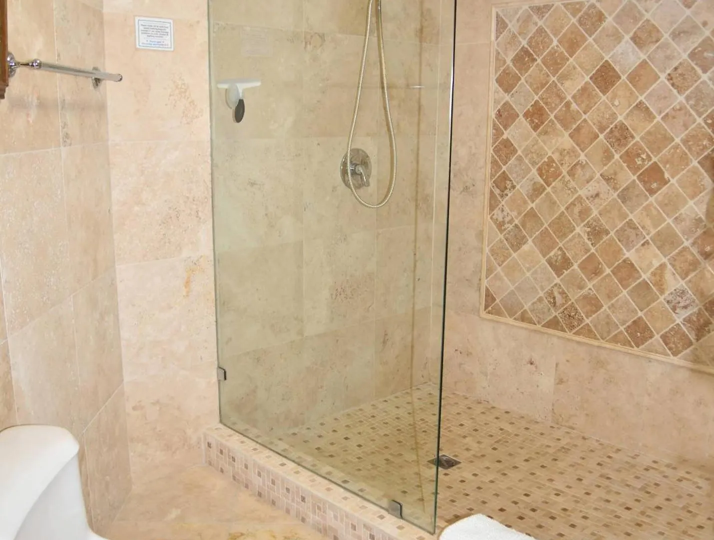 Oceanfront Bliss: 3-Bedroom, Pools & Peloton Bike! Cupecoy  0*, Cupecoy (Sint Maarten) Sint Maarten