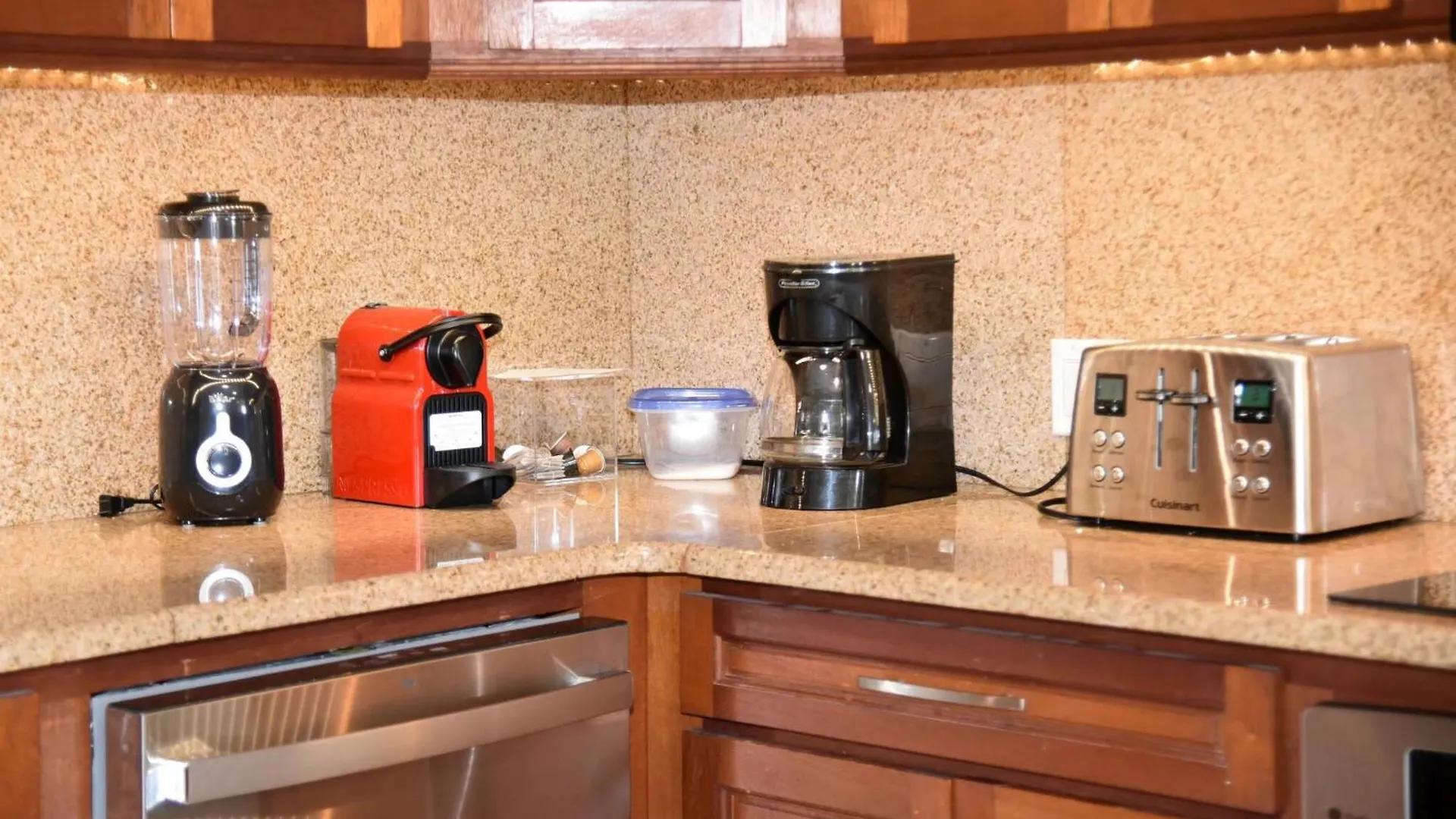 Oceanfront Bliss: 3-Bedroom, Pools & Peloton Bike! Cupecoy  0*, Cupecoy (Sint Maarten)