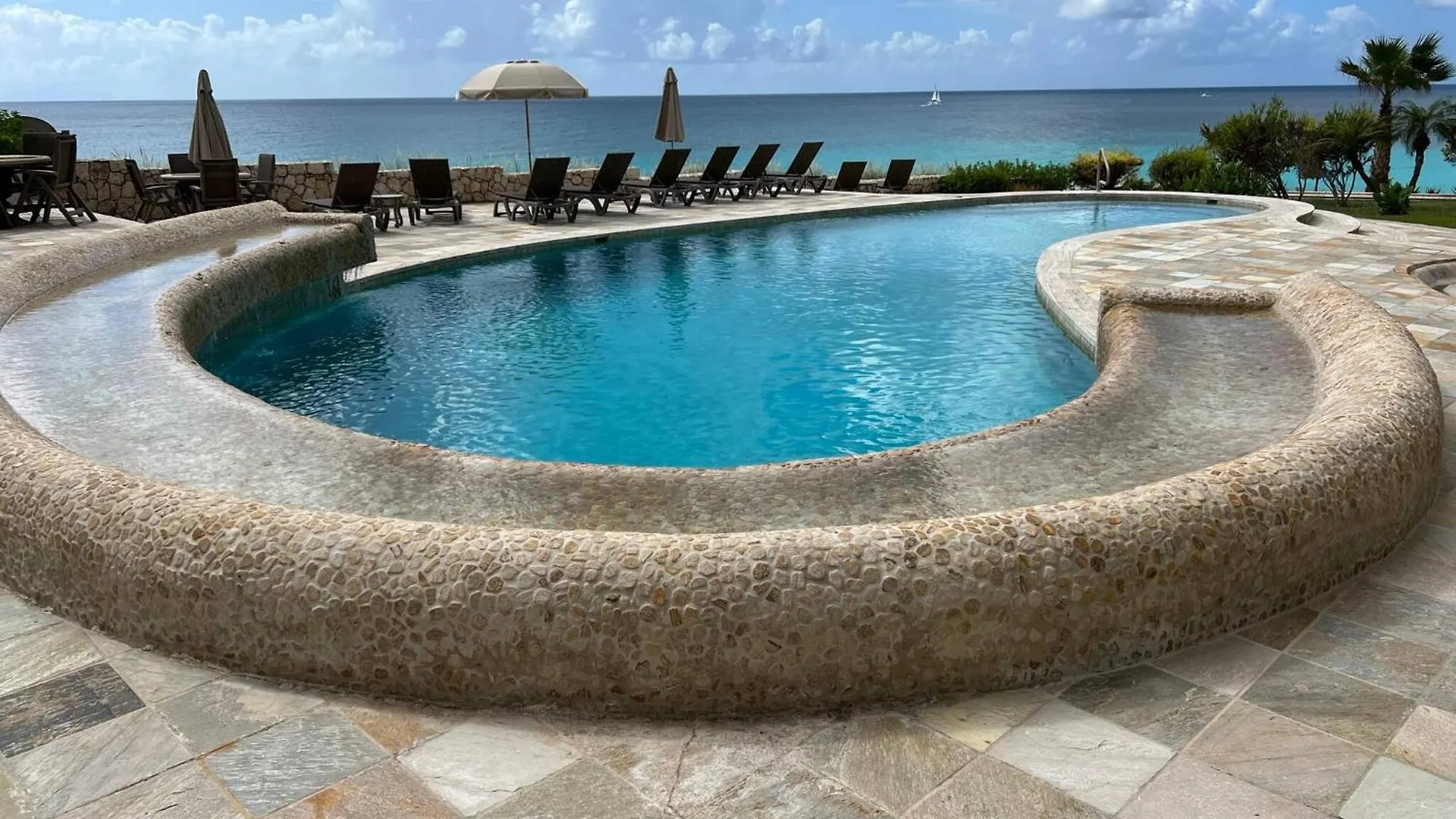 Oceanfront Bliss: 3-Bedroom, Pools & Peloton Bike! Cupecoy  Lägenhet