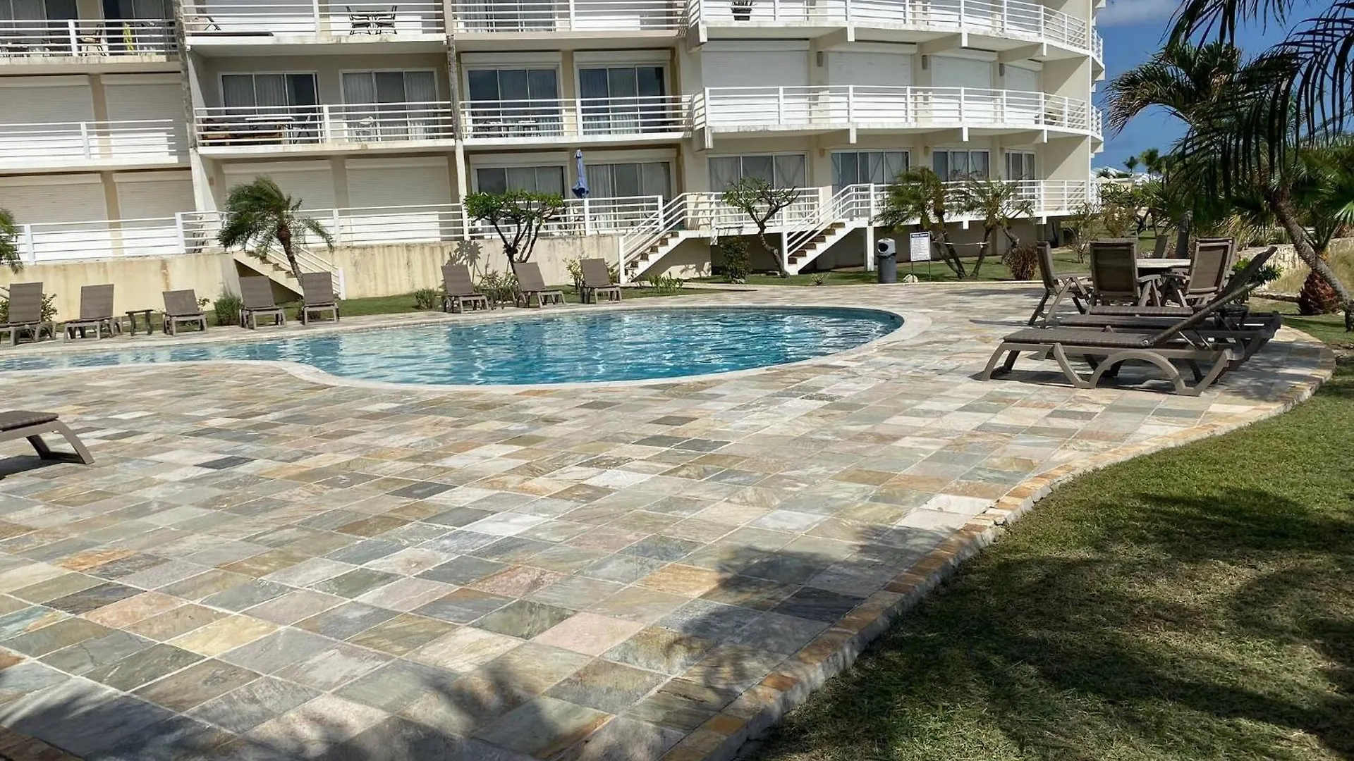Oceanfront Bliss: 3-Bedroom, Pools & Peloton Bike! Cupecoy  0*, Cupecoy (Sint Maarten)