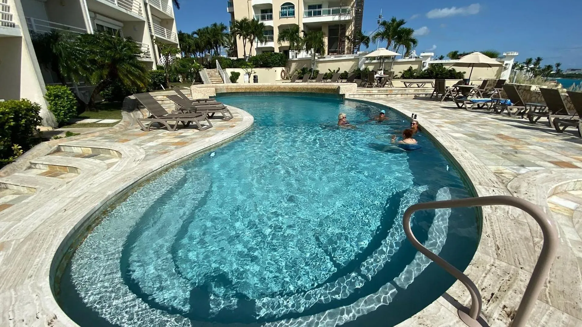 Oceanfront Bliss: 3-Bedroom, Pools & Peloton Bike! Cupecoy  Lägenhet Cupecoy (Sint Maarten)