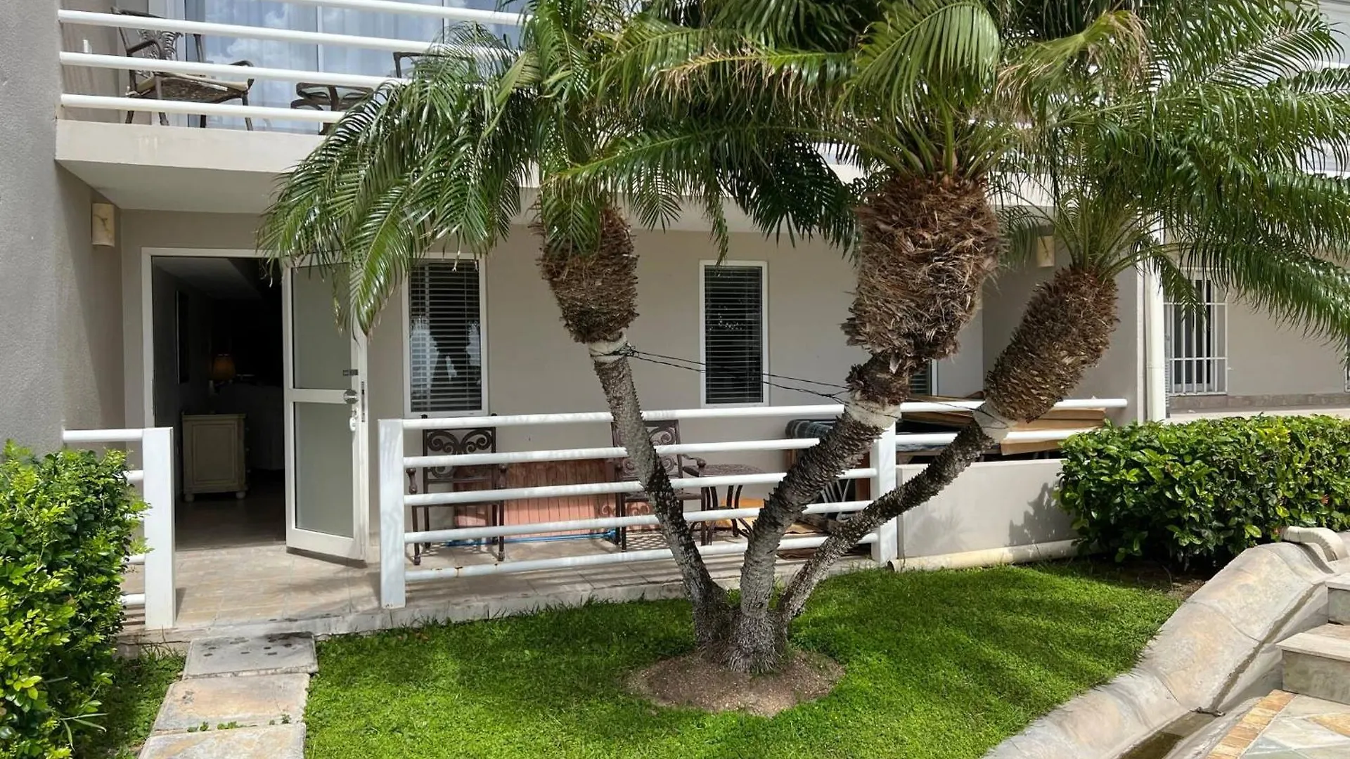 Oceanfront Bliss: 3-Bedroom, Pools & Peloton Bike! Cupecoy  Lägenhet Cupecoy (Sint Maarten)
